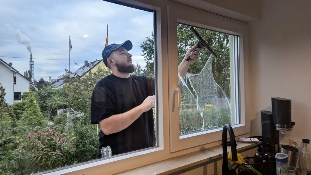 Fensterputzer bei der Arbeit an großen Glasflächen im Raum Koblenz