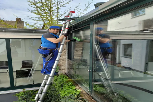 Erfahrener Fensterputzer sorgt für streifenfreie Fenster im Raum Neuwied