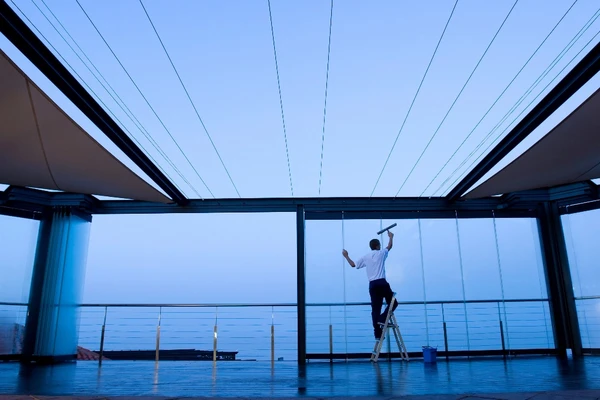 Glasreinigung in Neuwied – streifenfreie Fenster und Glasflächen für Gewerbe und Privat durch Wirt Gebäudedienste