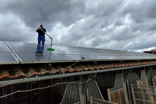 Solarreinigung in Neuwied – gründliche Reinigung von Solaranlagen durch Wirt Gebäudedienste