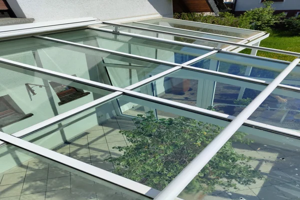 Glasklare Aussicht dank professioneller Wintergartenreinigung im Raum Koblenz